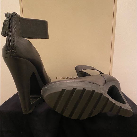 BCBG black leather wedge bootie - Picture 5 of 6